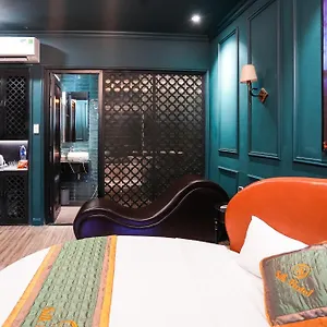 Silk Near Tan Son Nhat Airport *** Хошимин